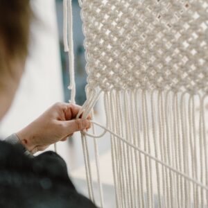 SOLTANDO JUNTAS LOS NUDOS DE LA VIDA: TALLER DE MACRAMÉ